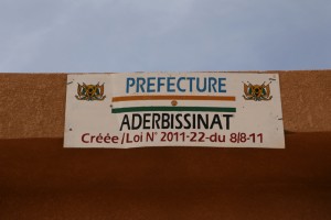 ADERBISSINAT, A LA PRE FECTURE, AVEC LE PREFET OUSMANE MOUSSA, AVANT LA TOURNÉE DES PUITS PASTORAUX NIGER, REGION D'AGADEZ. 2015