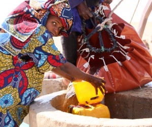 ADERBISSINAT, PUITS PASTORAUX, AMBIANCE, POPULATION, BETAIL. NIGER, REGION D'AGADEZ. 2015 PUITS BANKA 2 (SUEZ ENVIRONNEMENT)