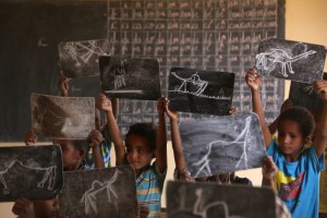 LES PUITS DANS LA VALLEE DE TIDENE, COMMUNAUTE URBAINE DE TCHIROZERINE. L'ECOLE LAGO, A TIDENE, SA CANTINE, SON PUITS VILLAGEOIS. LES INSTITUTEURS. NIGER 2015