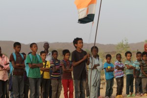 LES PUITS DANS LA VALLEE DE TIDENE, COMMUNAUTE URBAINE DE TCHIROZERINE. L'ECOLE LAGO, A TIDENE, SA CANTINE, SON PUITS VILLAGEOIS. NIGER 2015