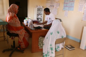 VALLEE DE TIDENE, COMMUNAUTE URBAINE DE TCHIROZERINE. LE DISPENSAIRE BOUDARI, AVEC L'INFIRMIER EN CHEF MOUSSA HOUSSEëMI ET L'INFIRMIERE GHAëCHITA MOHAMED. QUELQUES MALADES... NIGER 2015