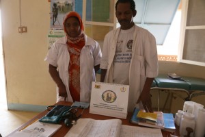 VALLEE DE TIDENE, COMMUNAUTE URBAINE DE TCHIROZERINE. LE DISPENSAIRE BOUDARI, AVEC L'INFIRMIER EN CHEF MOUSSA HOUSSEÎMI ET L'INFIRMIERE GHAÎCHITA MOHAMED. QUELQUES MALADES... NIGER 2015